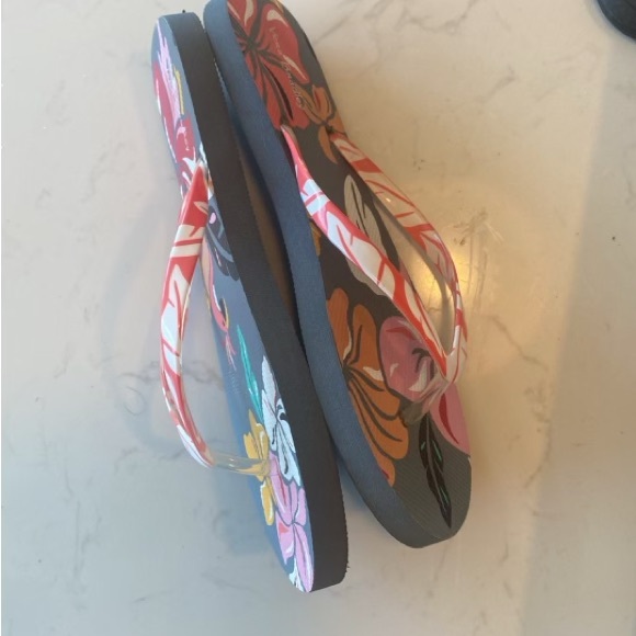 Vera Bradley Flip Flops in Coastal Paradise size medium 7/8 - Picture 3 of 8